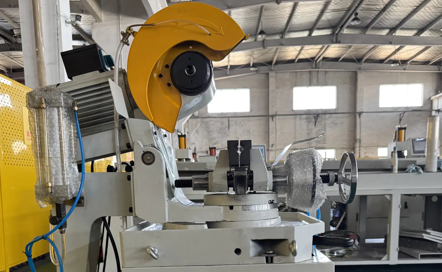 Machine de découpe de tuyaux semi-automatique pneumatique série AC