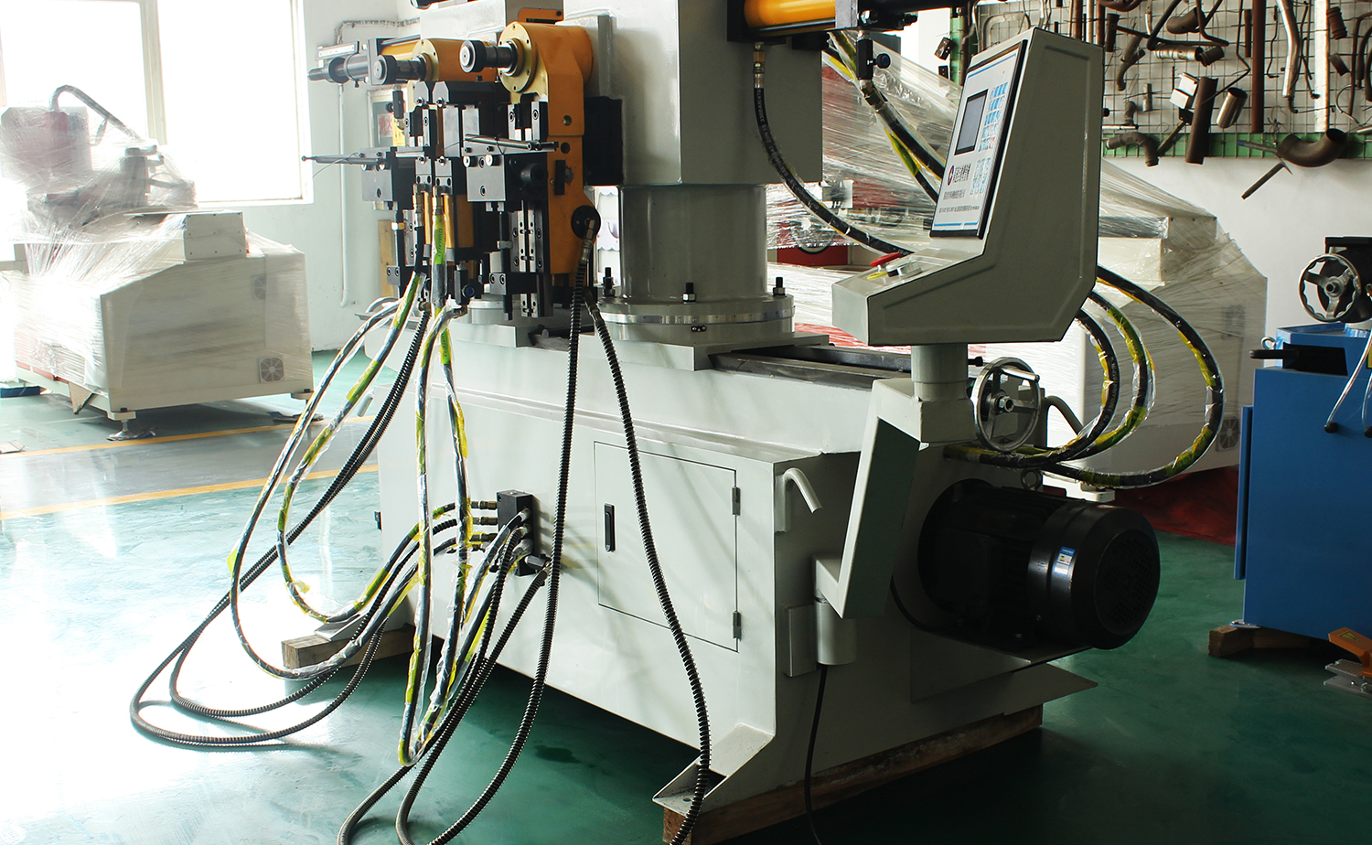 Machine de cintrage multiple de tuyaux à double tête de type rotatif Machine de cintrage multiple de tuyaux à double tête de type rotatif