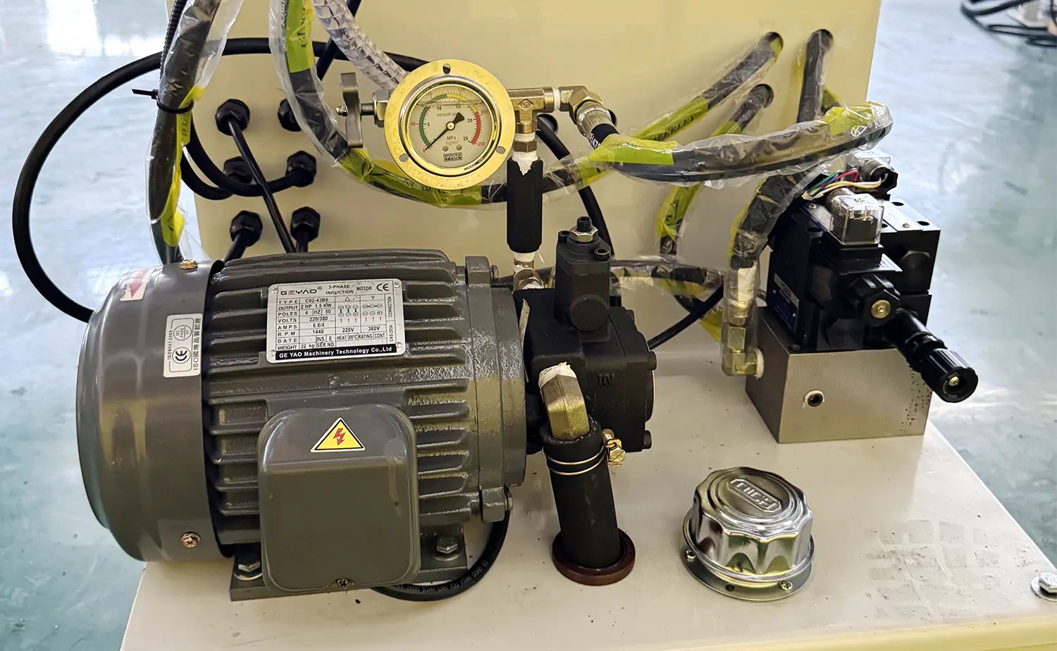Machine de scie circulaire hydraulique semi-automatique pour métaux série V