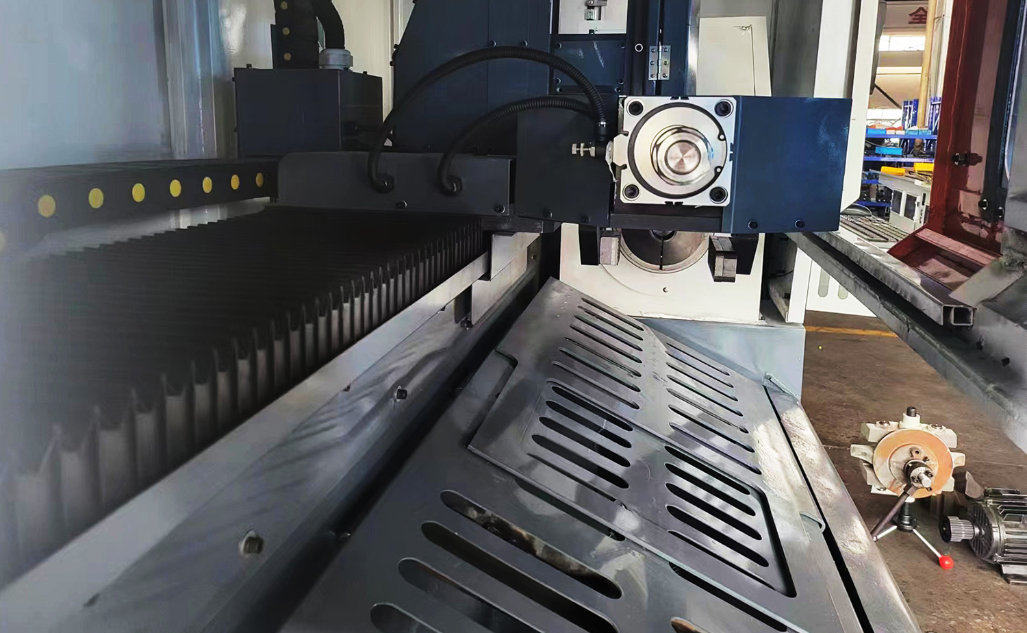 Machine de découpe de tubes laser 3D MCJG120 Machine de découpe de tubes laser 3D MCJG120