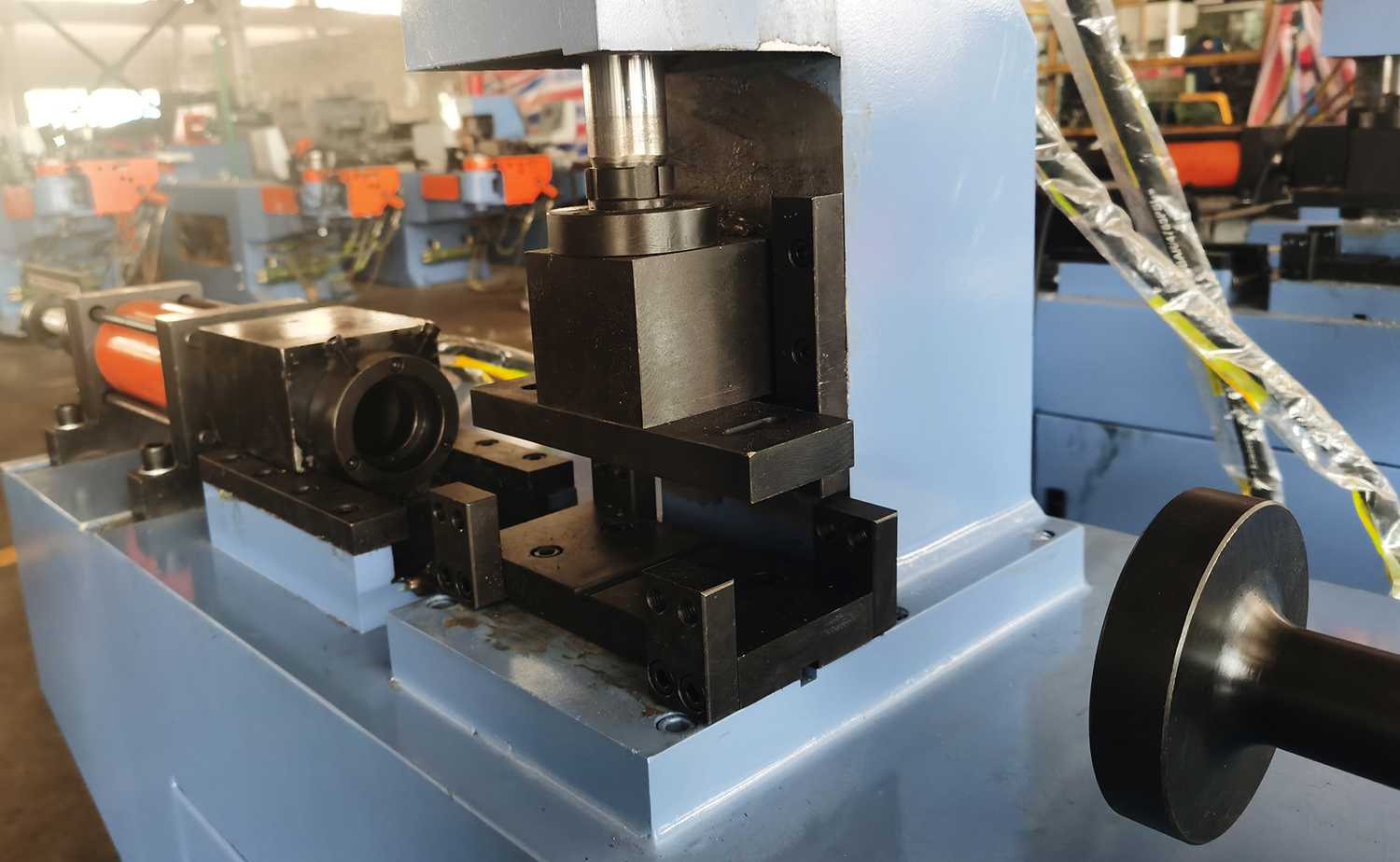 Machine de formage automatique d'extrémité de tube de tête unique, haute efficacité TM40 Machine de formage automatique d'extrémité de tube de tête unique, haute efficacité TM40