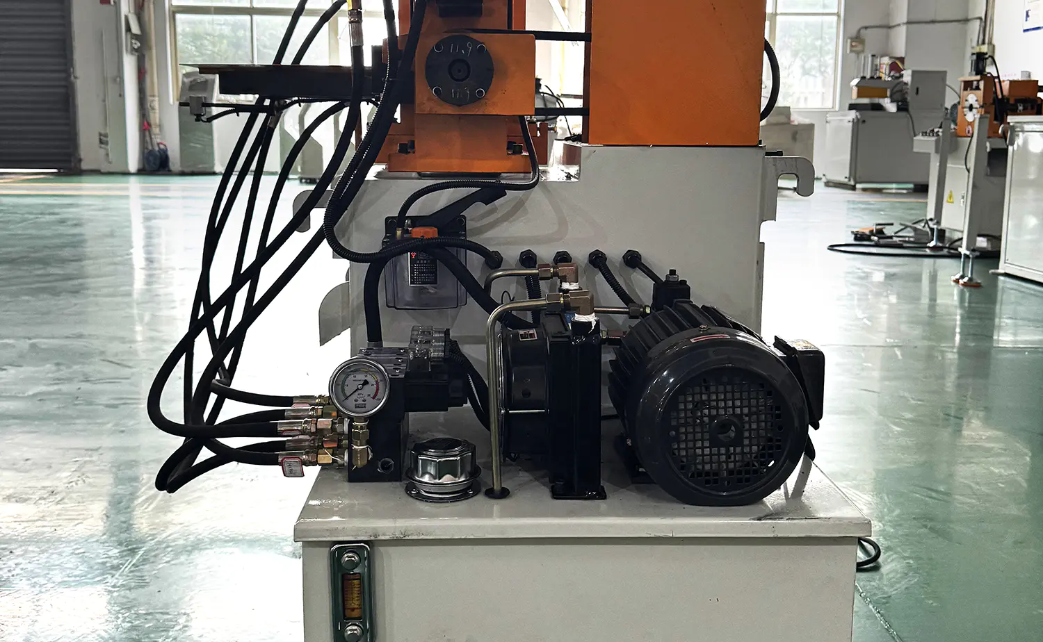 Machine de chanfreinage de tubes semi-automatique hydraulique série EF PV1