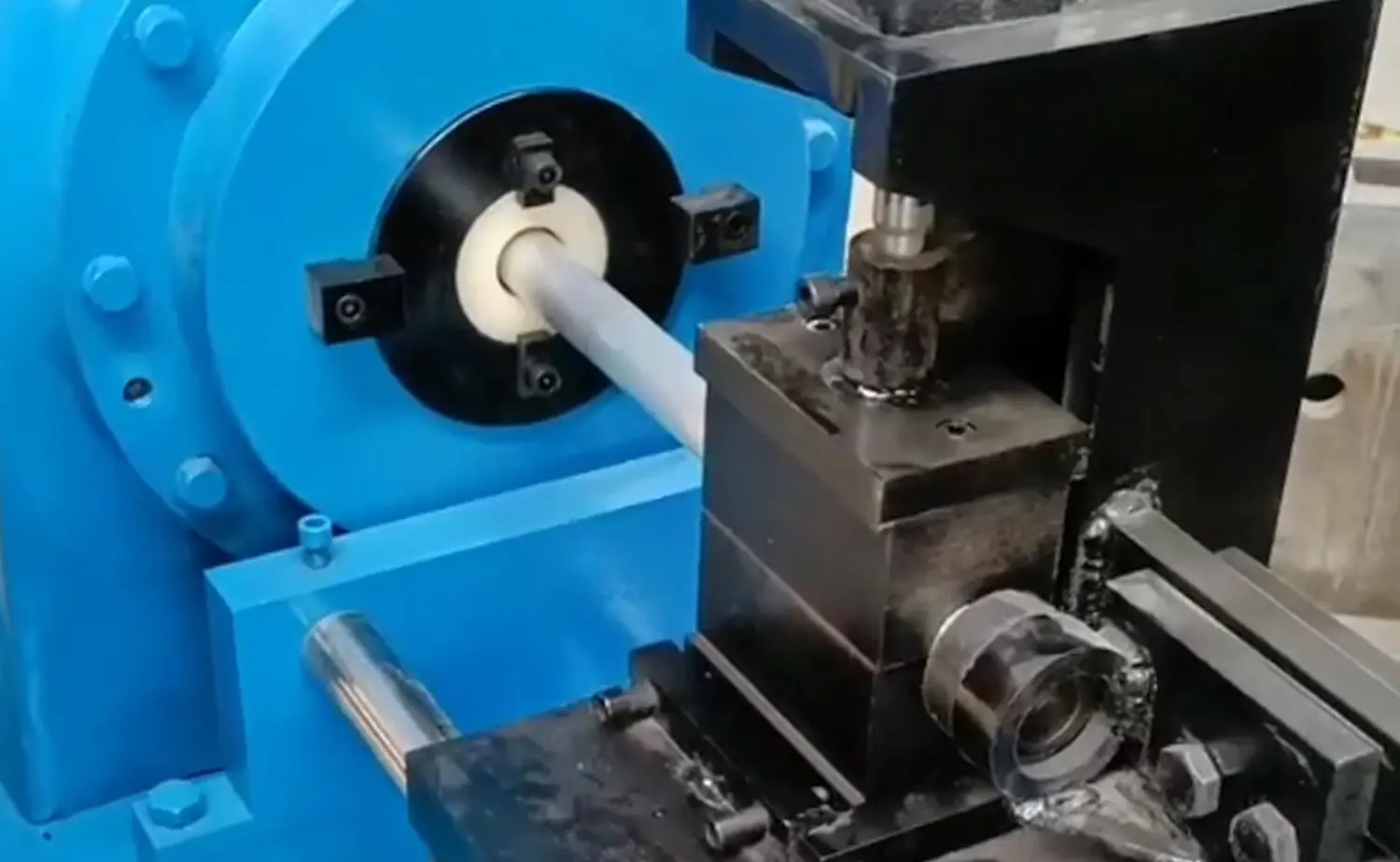 Machine de réduction de tube conique semi-automatique applicable multi-matériaux ZTM-50/60/76/114