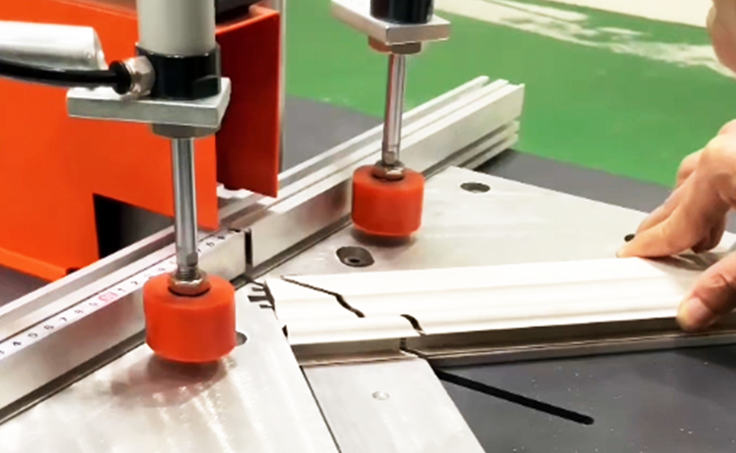 Machine de découpe de tubes en aluminium semi-automatique ES500 avec fonction de coupe d'angle
