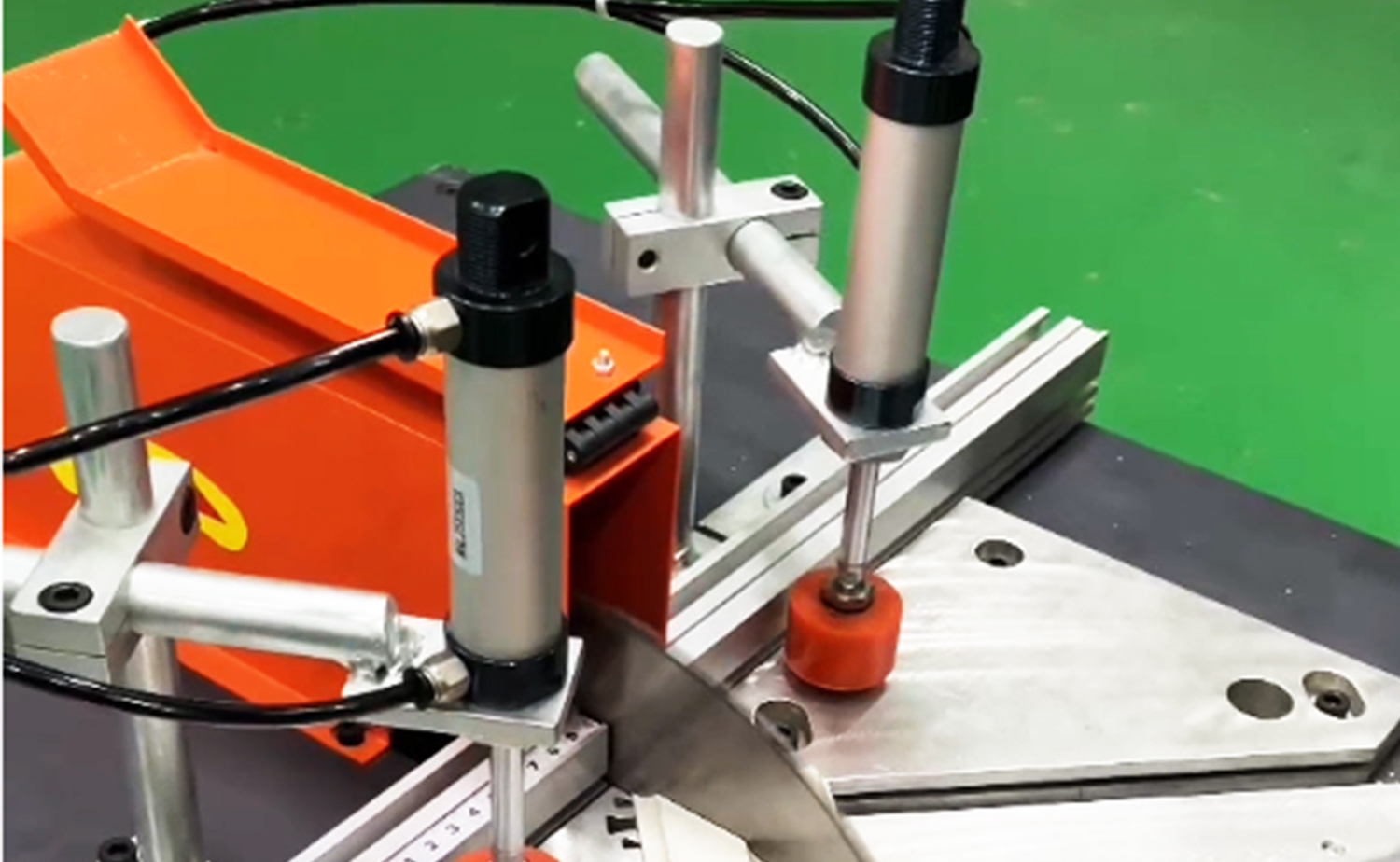 Machine de découpe de tubes en aluminium semi-automatique ES500 avec fonction de coupe d'angle