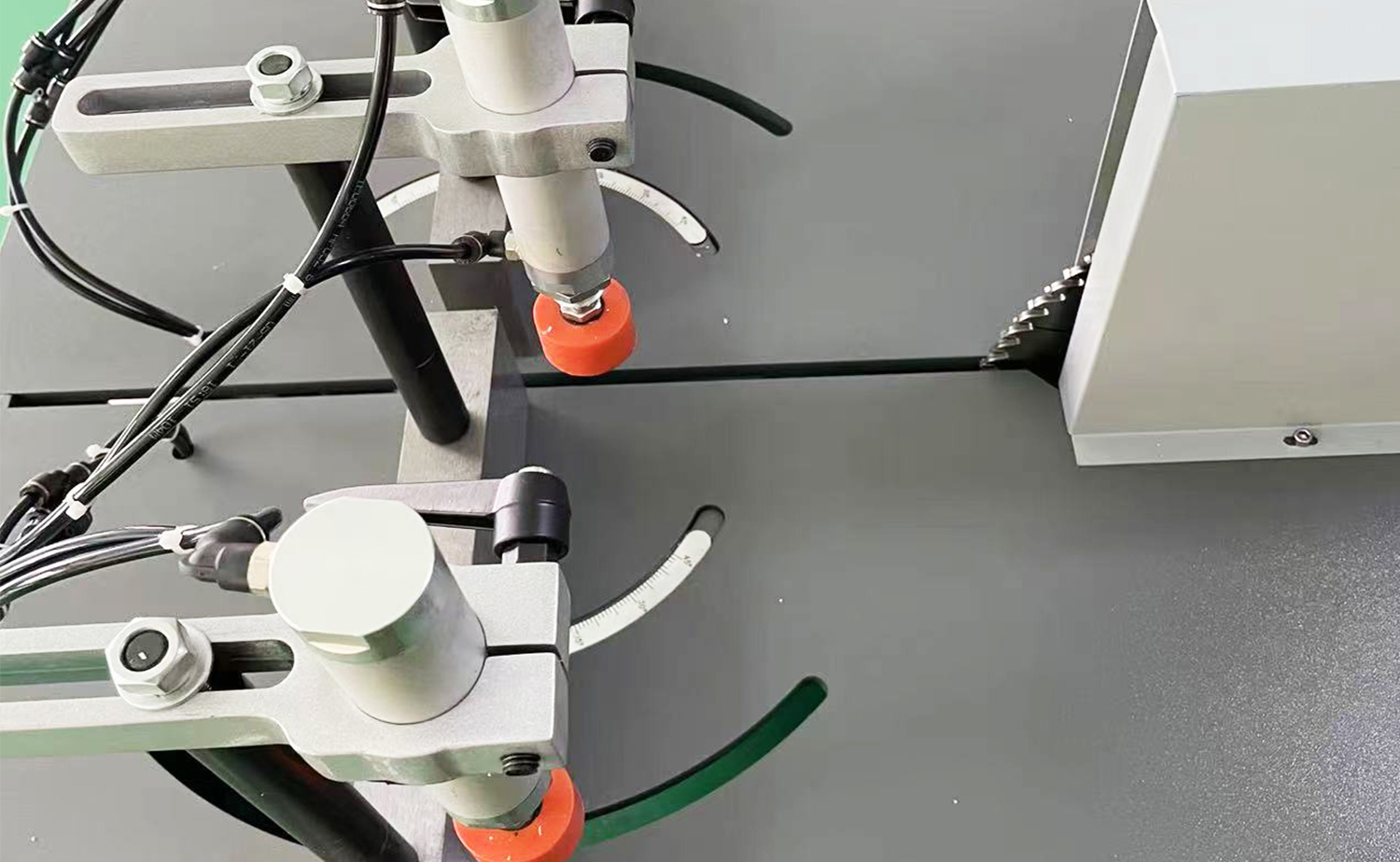 Machine de découpe d'aluminium semi-automatique ES550 pour grands profilés et tubes