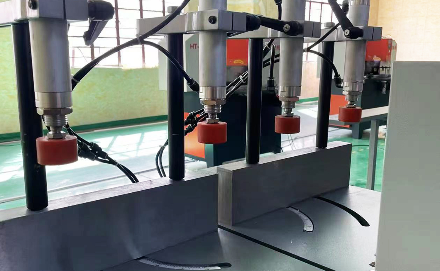 Machine de découpe d'aluminium semi-automatique ES550 pour grands profilés et tubes