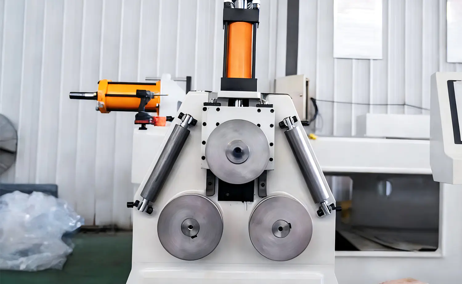 Machine à cintrer les rouleaux de tubes CNC de haute précision Machine à cintrer les rouleaux de tubes CNC de haute précision