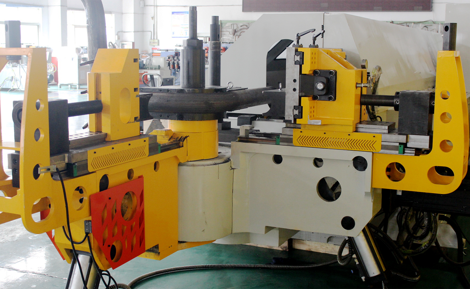 Machine à cintrer les tubes multi-rayons entièrement automatique CNC série M Machine à cintrer les tubes multi-rayons entièrement automatique CNC série M
