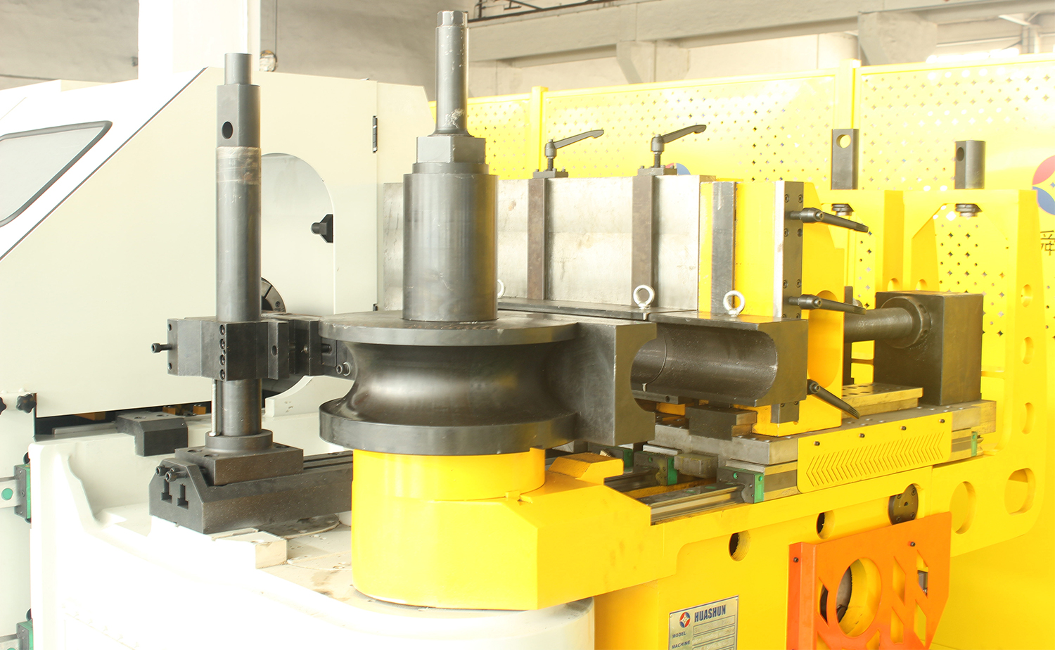 Machine à cintrer les tubes multi-rayons entièrement automatique CNC série M
