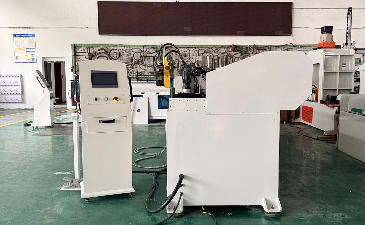 Machine à cintrer les tubes à double tête CNC DB