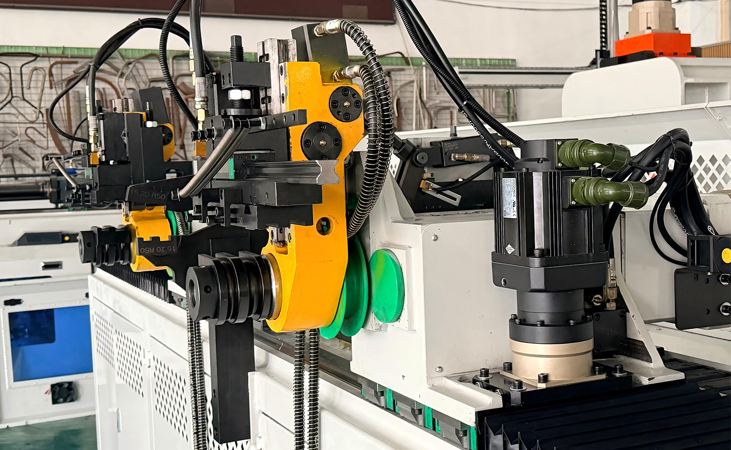 Machine à cintrer les tubes à double tête CNC DB