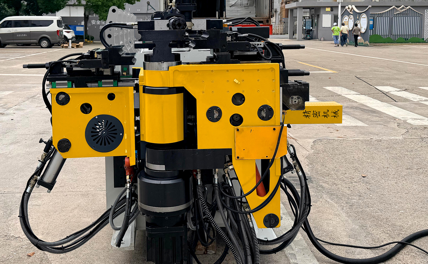 Cintreuse de tuyaux CNC gauche et droite