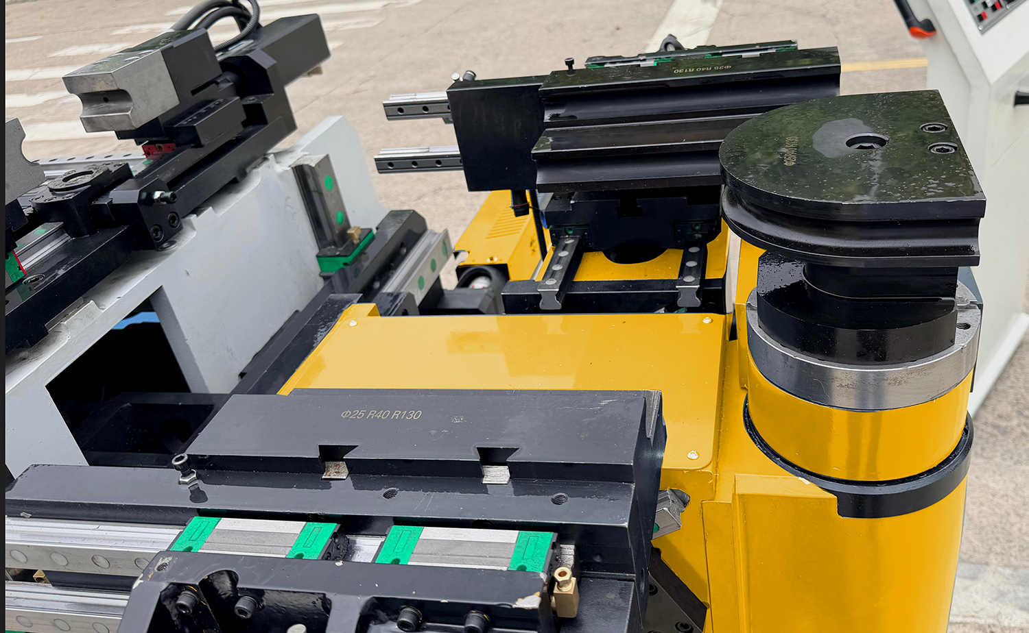 Cintreuse de tuyaux CNC gauche et droite