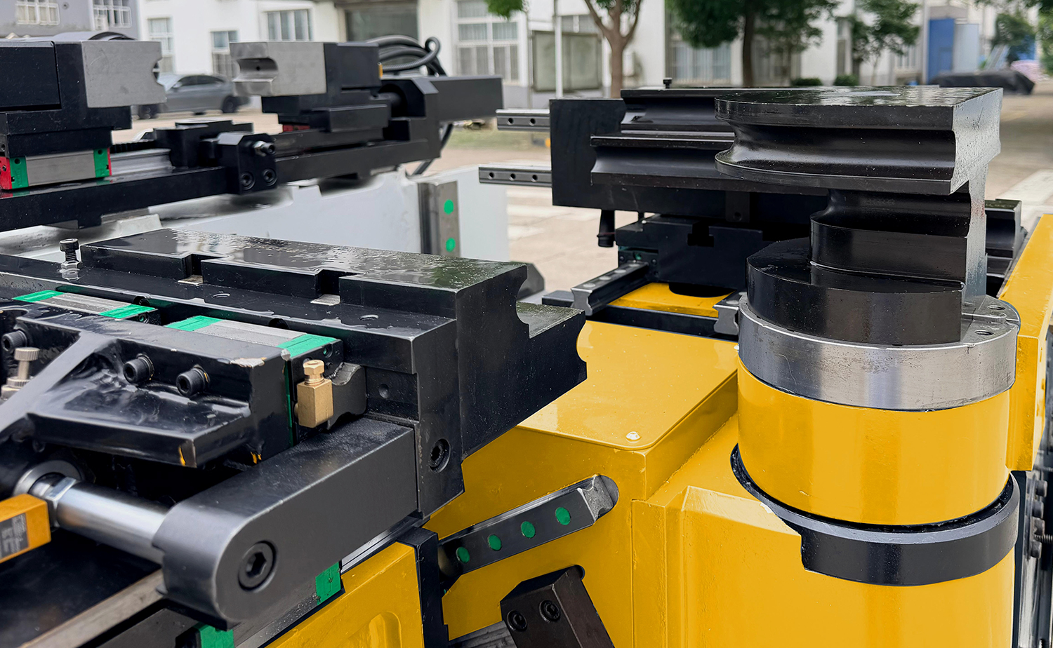 Cintreuse de tuyaux CNC gauche et droite
