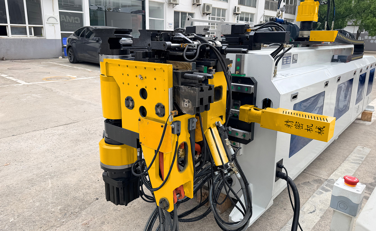 Cintreuse de tuyaux CNC gauche et droite